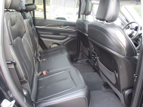 Certified 2023 Jeep Grand Cherokee Limited w/ Black Appearance Package image 15