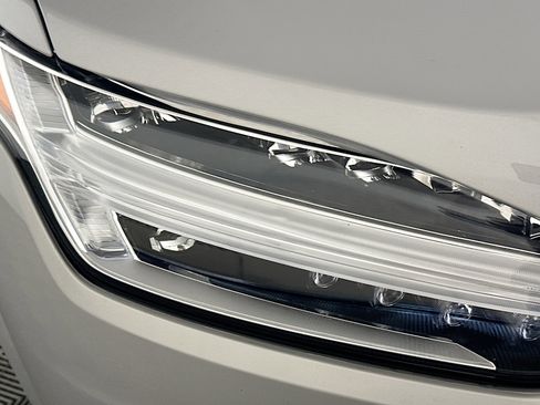 Used 2023 Volvo XC90 B6 Core image 9