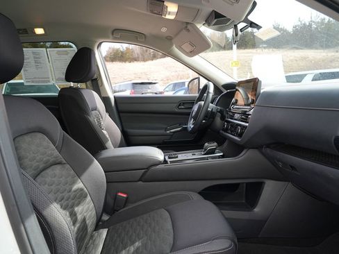 Used 2023 Nissan Pathfinder SV image 31