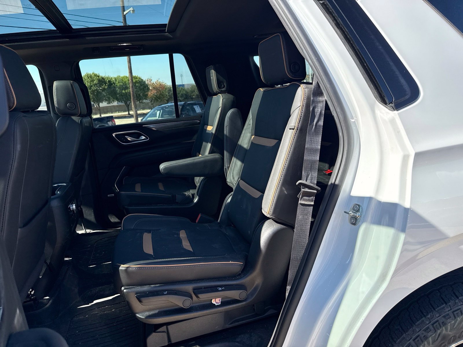 Used 2024 GMC Yukon AT4 w/ AT4 Premium Plus Package AWD/4WD image 12