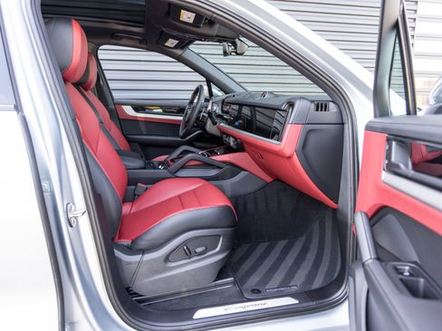 Used 2025 Porsche Cayenne AWD/4WD image 33