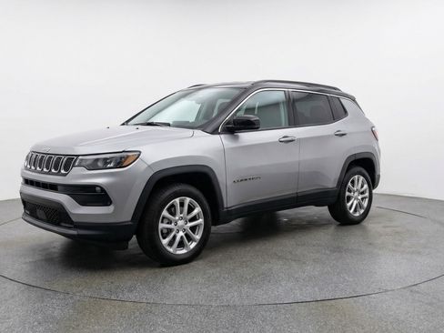Used 2025 Jeep Compass Limited image 3