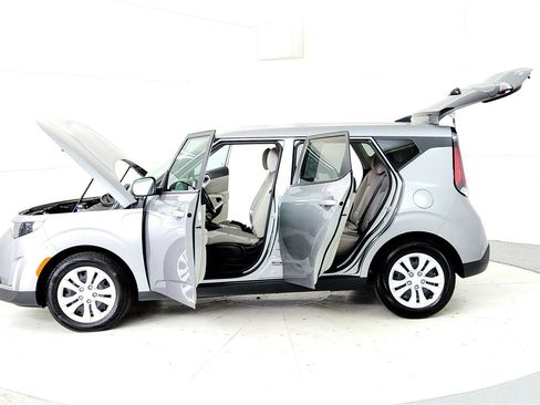Used 2023 Kia Soul LX image 10