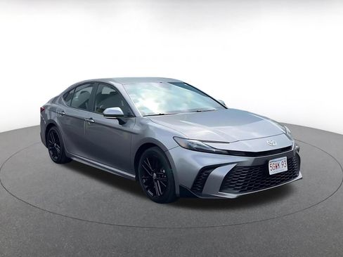 Used 2025 Toyota Camry SE FWD image 3