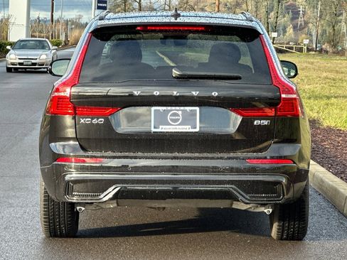 Used 2025 Volvo XC60 B5 Plus image 4