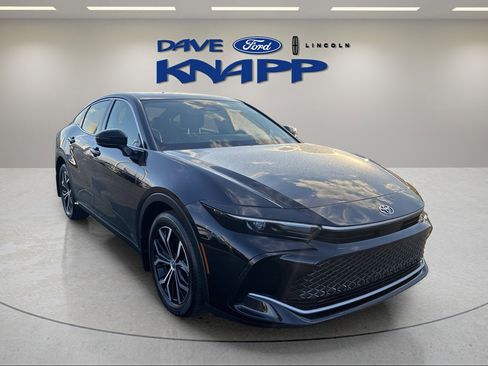 Used 2023 Toyota Crown XLE image 1