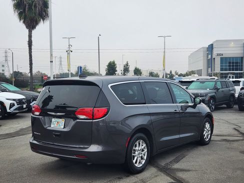 Used 2023 Chrysler Voyager LX image 13