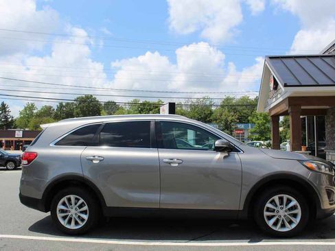 Used 2017 Kia Sorento FWD w/ LX Convenience Package image 4