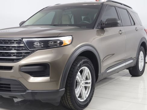 Used 2021 Ford Explorer XLT image 54