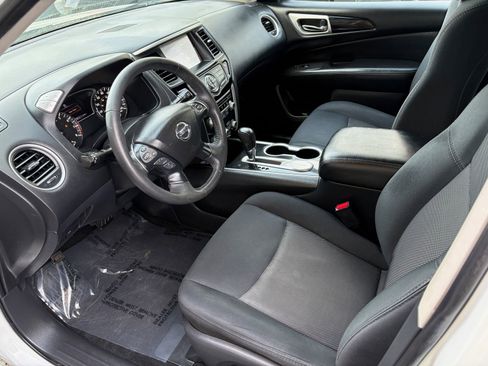 Used 2018 Nissan Pathfinder SV image 9