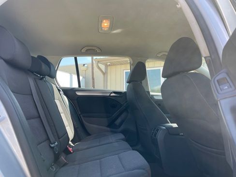 Used 2014 Volkswagen Golf 4-Door image 9