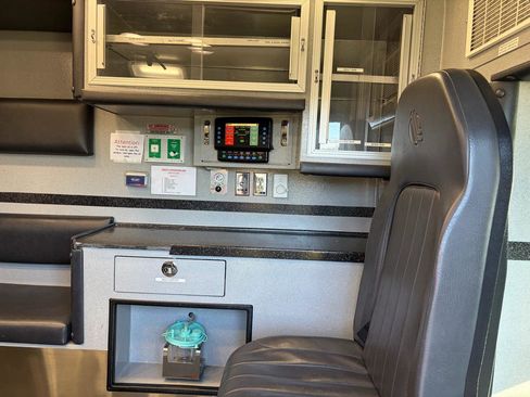 Used 2015 Chevrolet Express 4500 4500 Van 159 Diesel w/ Ambulance Package image 39