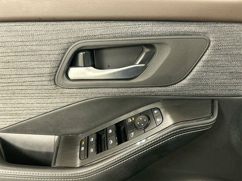 Used 2023 Nissan Rogue SV image 15