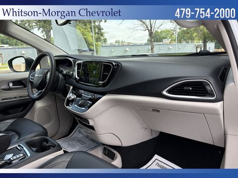 Used 2023 Chrysler Pacifica Touring-L FWD image 38