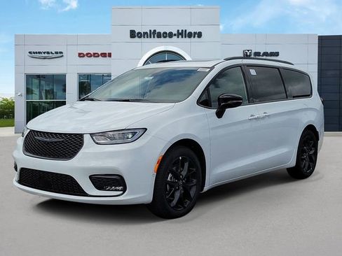 New 2026 Chrysler Pacifica Limited image 2