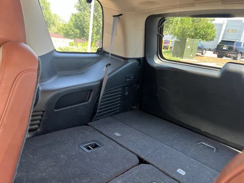 Used 2018 Cadillac Escalade Premium Luxury AWD/4WD image 19