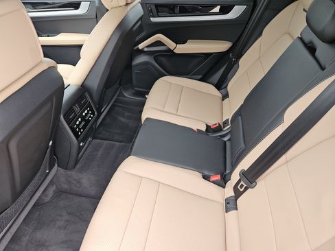 Certified 2026 Porsche Cayenne AWD/4WD image 28