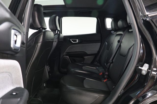Used 2025 Jeep Compass Latitude w/ Sun & Sound Group AWD/4WD image 31