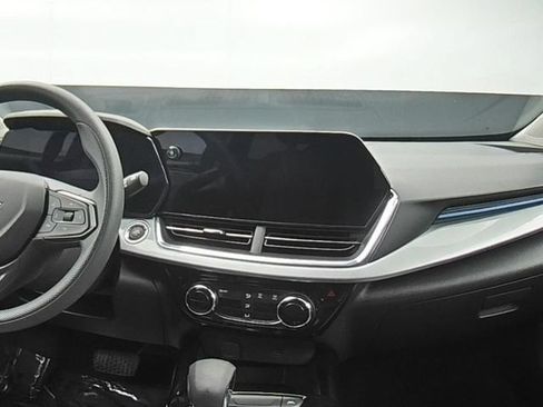 Used 2025 Chevrolet Trax LT FWD image 23