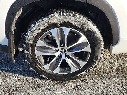 Used 2024 Toyota Highlander XLE image 9