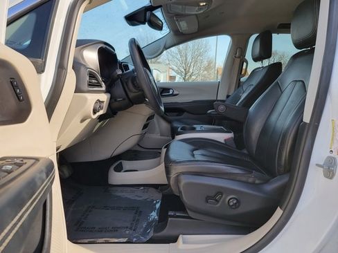 Used 2022 Chrysler Pacifica Touring-L image 18