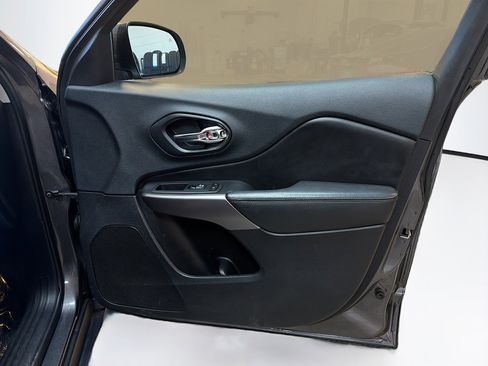 Used 2019 Jeep Cherokee Latitude Plus w/ Cold Weather Group image 31