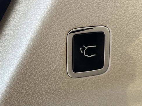 Used 2024 Chrysler Pacifica Touring-L image 12