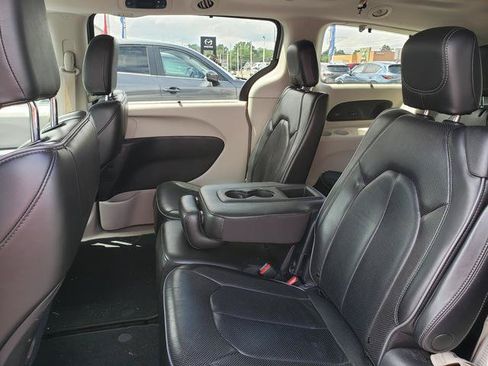 Used 2020 Chrysler Pacifica Limited w/ 8-pass Seating Package FWD image 14