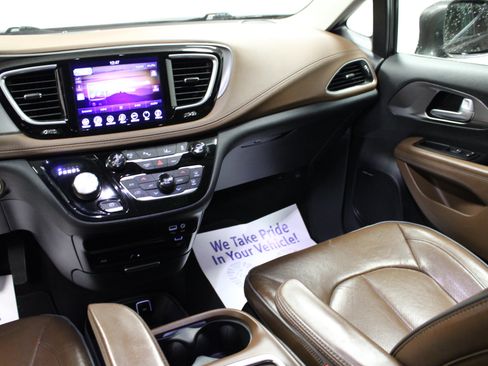 Used 2017 Chrysler Pacifica Limited FWD image 21