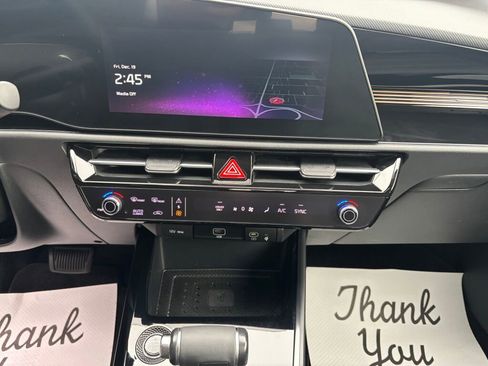 Certified 2023 Kia Niro SX image 17