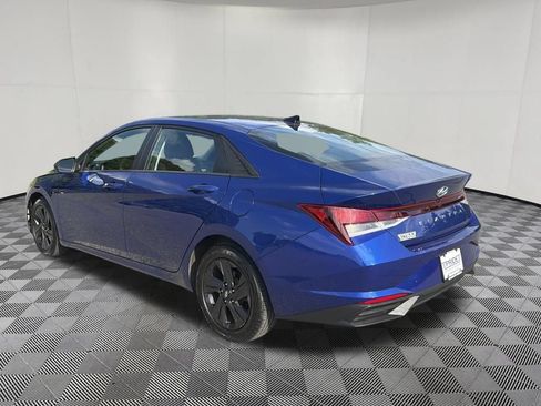 Used 2023 Hyundai Elantra SEL w/ Preferred Accessory Package FWD image 3