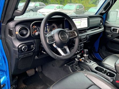 Used 2025 Jeep Wrangler Unlimited Sahara AWD/4WD image 8