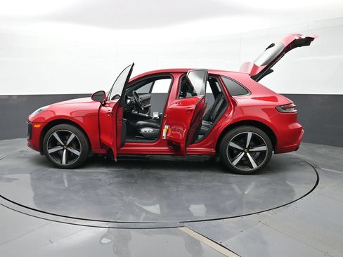 Certified 2022 Porsche Macan AWD/4WD image 32