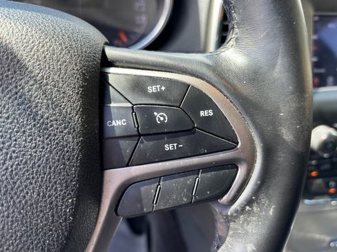 Used 2018 Jeep Grand Cherokee Laredo AWD/4WD image 23