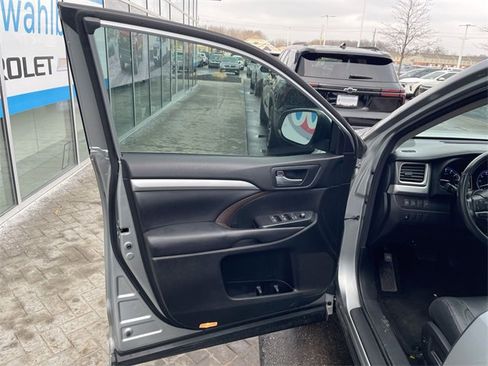 Used 2018 Toyota Highlander XLE image 22