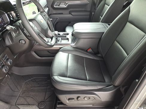Used 2024 Chevrolet Silverado 1500 LTZ w/ Z71 Off-Road Package AWD/4WD image 9