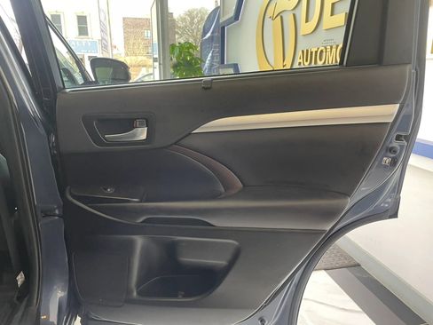 Used 2019 Toyota Highlander XLE AWD/4WD image 22