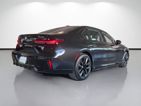 New 2026 BMW 750e xDrive image 3