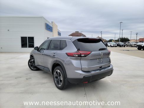 Used 2024 Nissan Rogue SV w/ SV Premium Package image 5
