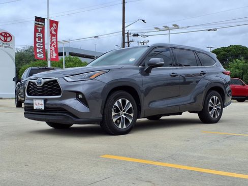 Used 2022 Toyota Highlander XLE FWD image 1