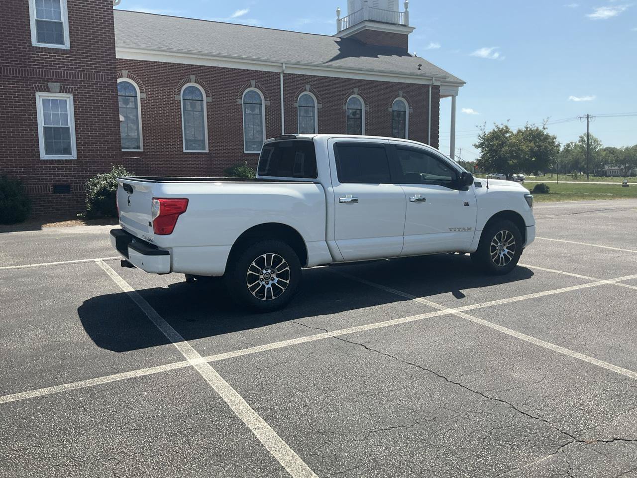Used 2021 Nissan Titan SV AWD/4WD image 5