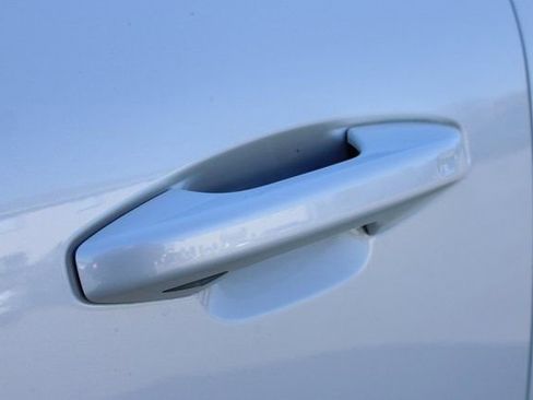 Used 2025 Volvo XC40 B5 Plus image 9