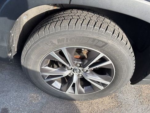 Used 2018 Toyota Highlander LE w/ Carpet Mat Package (TMS) image 10