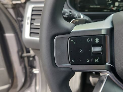 Used 2025 Land Rover Discovery Dynamic SE image 17