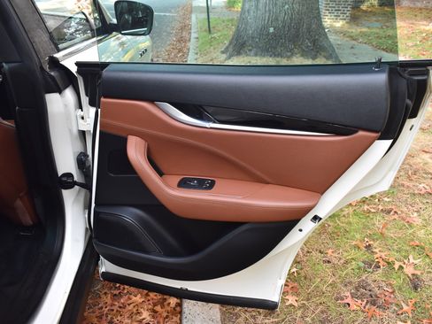 Used 2021 Maserati Levante GranSport image 28