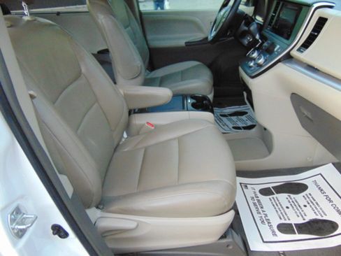 Used 2016 Toyota Sienna LE image 20