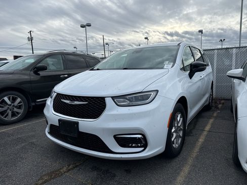 Used 2024 Chrysler Pacifica Touring-L image 1