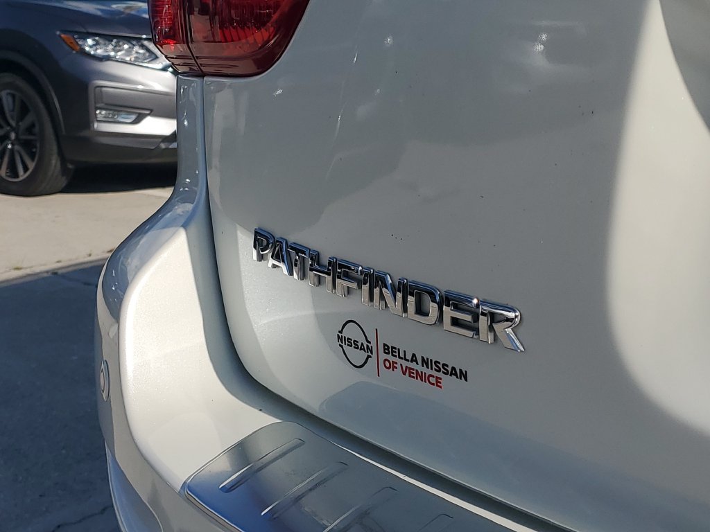 Used 2017 Nissan Pathfinder Platinum FWD image 16