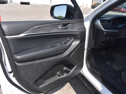 Used 2025 Jeep Grand Cherokee L Limited w/ Luxury Tech Group II image 24