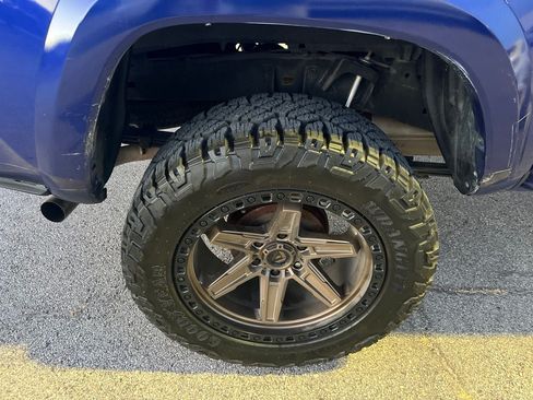 Used 2022 Toyota Tacoma TRD Sport w/ TRD Premium Sport Package AWD/4WD image 14